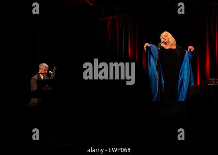 Premiere von Georgette Dee neueste Show im Tipi bin Kanzleramt Featuring: Gorgette Dee Where: Berlin, Deutschland bei: 24. April 2015 Stockfoto