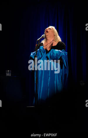 Premiere von Georgette Dee neueste Show im Tipi bin Kanzleramt Featuring: Gorgette Dee Where: Berlin, Deutschland bei: 24. April 2015 Stockfoto