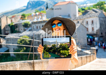 Frau, die Förderung des Fremdenverkehrs in der Stadt Mostar Stockfoto