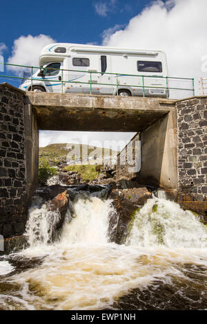 Ein Wohnmobil über eine Brücke über die Abhainn Eadarra unter schroffe Bergwelt auf North East Harris, äußeren Hebriden, Schottland, UK. Stockfoto