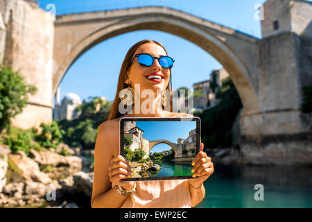 Frau, die Förderung des Fremdenverkehrs in der Stadt Mostar Stockfoto