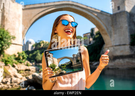 Frau, die Förderung des Fremdenverkehrs in der Stadt Mostar Stockfoto