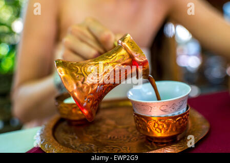 Frau mit türkischer Kaffee Stockfoto