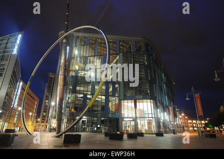 Cardiff Zentralbibliothek im Stadtzentrum von Cardiff in der Nacht. Stockfoto