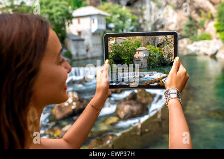 Frau Haus auf Buna Frühling in Blagaj Dorf fotografieren Stockfoto