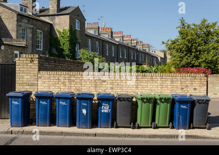 Wheelie-Behälter in Cambridge, UK Stockfoto