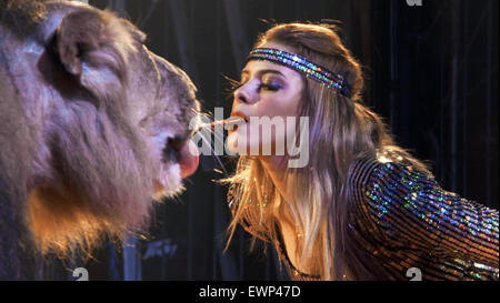 Wilde Frauen - sanfte Tiere in einem Schweizer film b der Direktor von Anka Schmid.  Dieses Foto ist nur zu redaktionellen Zwecken und unterliegen dem Copyright von der Filmgesellschaft und/oder der Fotograf von dem Film oder der Firma zugeordnet und kann nur durch Veröffentlichungen im Zusammenhang mit der Förderung der oben genannten Film reproduziert werden. Eine obligatorische Gutschrift auf die Filmgesellschaft ist erforderlich. Der Fotograf sollte auch angerechnet werden, wenn bekannt. Stockfoto