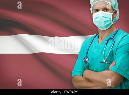 Chirurg mit Flagge auf Hintergrund - Lettland Stockfoto