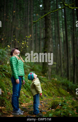 Mutter und Tochter auf einer Wanderung in einem gemäßigten Regenwald Stockfoto