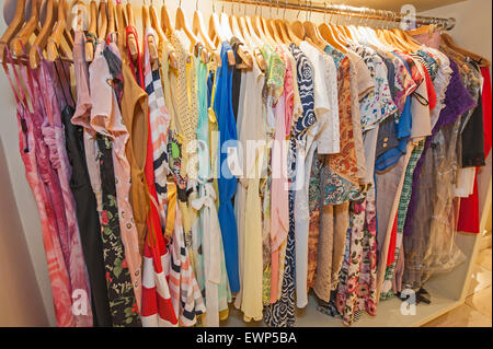 Vielzahl von bunten Damen Sommer Mode Klamotten auf der Schiene im Ladengeschäft Stockfoto