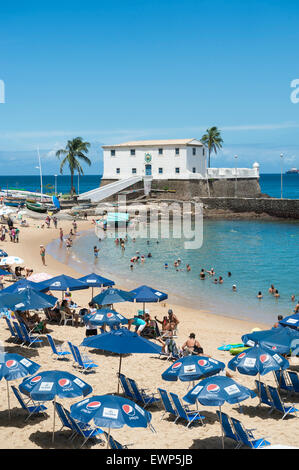 SALVADOR, Brasilien - 13. März 2015: Beachgoers nutzen ruhige See am Strand von Porto da Barra. Stockfoto