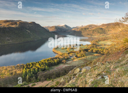 Frühen Morgenlicht über Ullswater und die umliegenden Hügel von Gowbarrow, englischen Lake DIstrict Nationalpark Stockfoto