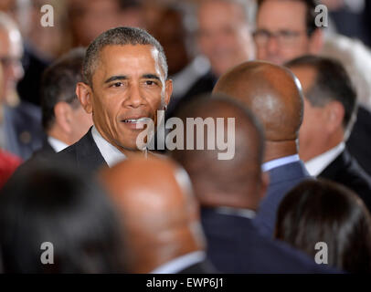 Washington, DC, USA. 29. Juni 2015. US-Präsident Barack Obama verabschiedet sich nach Unterzeichnung im East Room des weißen Hauses in Washington, DC, USA, am 29. Juni 2015 fungiert. US-Präsident Barack Obama am Montag unterzeichnet mehrere Handelswechsel, einschließlich der Rechtsvorschriften gab ihm, wie die so genannte beschleunigte Behörde, Handel zu verhandeln mit anderen Ländern umgeht, neue Impulse, die ins Stocken geratenen Asien-Pazifik Handelsgespräche Injektion. Bildnachweis: Yin Bogu/Xinhua/Alamy Live-Nachrichten Stockfoto