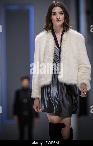 Barcelona, Katalonien, Spanien. 29. Juni 2015. Models auf dem Laufsteg präsentieren die neue MANGO Kollektion Herbst/Winter 2015/16 080 Barcelona Fashion Credit: Matthias Oesterle/ZUMA Wire/ZUMAPRESS.com/Alamy Live News Stockfoto