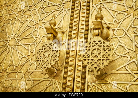 Fez, Königspalast (Jdid Dar El Makhzen), Nahaufnahme von kunstvoll geschnitzten Messing Tür. Marokko