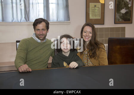 Photocall Simon Sagt Auf Wiedersehen Zu Seiner Vorhaut am Friedhof Ohlsdorf, Hamburg Featuring: Florian Stetter, Maximilian Ehrenreich, Lavinia Wilson Where: Hamburg, Deutschland: 28. April 2015 Stockfoto