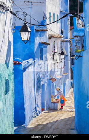 Blau gestrichene Wände in alte Medina von Chefchaouen, Marokko, Afrika Stockfoto