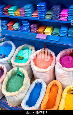 Chefchaouen (Chaouen) ist bekannt für seine Gebäude in Blautönen. Taschen von Pulverlack, natürliche Pigmente oder Farbstoffe zu verkaufen Stockfoto