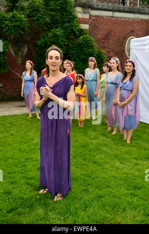 Old Westbury, New York, USA. 28. Juni 2015. Lori Belilove & The Isadora Duncan Dance Company durchführen auf dem South Lawn vor dem Herrenhaus des historischen Old Westbury Gardens, einem Long Island Gold Coast Anwesen für seine Midsummer Night Event. Miss Belilove ist auf der linken Seite in einem lila Renaissance unter dem Motto Tunika. Bildnachweis: Ann E Parry/Alamy Live-Nachrichten Stockfoto