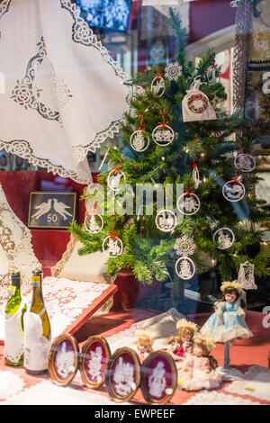 Weihnachtsbaum und Spitze im Schaufenster, Brügge, Belgien Stockfoto