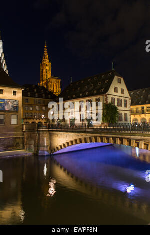 Fluss und Kathedrale Spire in der Nacht, Straßburg, Elsass, Frankreich Stockfoto