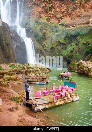 Das Floß warten auf Touristen am Ouzoud Wasserfall. Hoher Atlas, Marokko Stockfoto