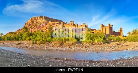 Panoramablick über Ait Benhaddou, Ait Ben Haddou, Kasbah, Ouarzazate, Marokko, Afrika Stockfoto