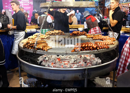 Deutscher Grill Wurst Stand auf dem Weihnachtsmarkt in Albert Square, Manchester, England UK Stockfoto