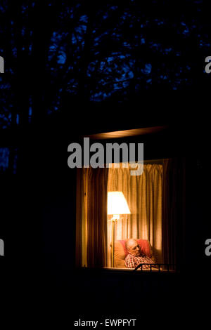 Ein älterer Mann schlafend in einem Sessel in seinem Wohnzimmer in Boise, Idaho. Stockfoto