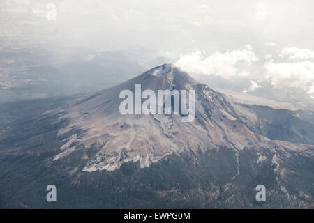 Luftaufnahme der Vulkan Popocatepetl mit Rauchen Krater bei Dämmerung & schmutzigen Schnee oberhalb der Baumgrenze Mexiko Stockfoto