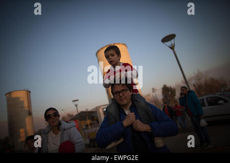 Santiago, Chile. 29. Juni 2015. Fans kommen vor der Copa America Chile 2015 Halbfinalspiel zwischen Chile und Peru, im Nationalstadion von Santiago de Chile am 29. Juni 2015 statt. Chile gewann 2: 1 Credit: Pedro Mera/Xinhua/Alamy Live News Stockfoto