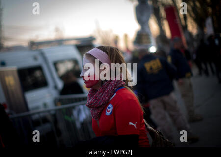 Santiago, Chile. 29. Juni 2015. Ein Fan aus Chile kommt vor der Copa America Chile 2015 Halbfinale gegen Peru, im Nationalstadion von Santiago de Chile am 29. Juni 2015 statt. Chile gewann 2: 1 Credit: Pedro Mera/Xinhua/Alamy Live News Stockfoto