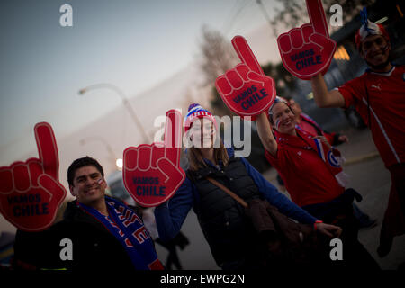 Santiago, Chile. 29. Juni 2015. Fans aus Chile reagieren vor der Copa America Chile 2015 Halbfinalspiel gegen Peru, im Nationalstadion von Santiago de Chile am 29. Juni 2015 statt. Chile gewann 2: 1 Credit: Pedro Mera/Xinhua/Alamy Live News Stockfoto