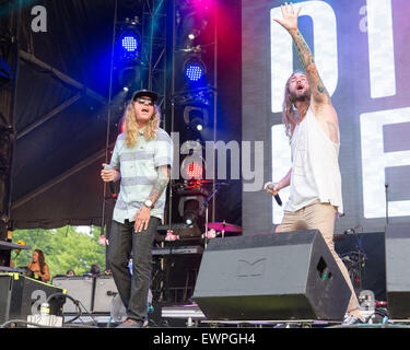 Dover, Deleware, USA. 20. Juni 2015. DUSTIN BUSHNELL (L) und JARED WATSON von schmutzigen Köpfe führen Sie live auf der Bühne in der Firefly-Musik-Festival in Dover, Delaware © Daniel DeSlover/ZUMA Draht/Alamy Live News Stockfoto