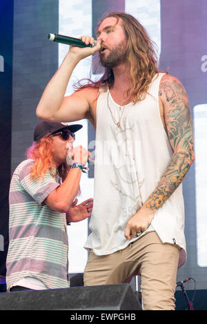 Dover, Deleware, USA. 20. Juni 2015. DUSTIN BUSHNELL (L) und JARED WATSON von schmutzigen Köpfe führen Sie live auf der Bühne in der Firefly-Musik-Festival in Dover, Delaware © Daniel DeSlover/ZUMA Draht/Alamy Live News Stockfoto