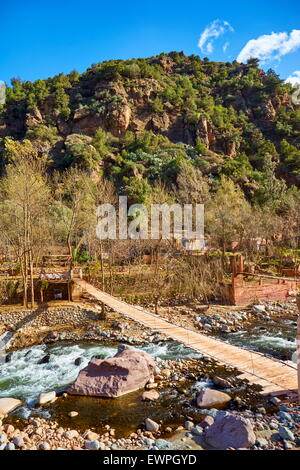 Holzbrücke über den Fluss, Ourika-Tal, Marokko, Afrika Stockfoto