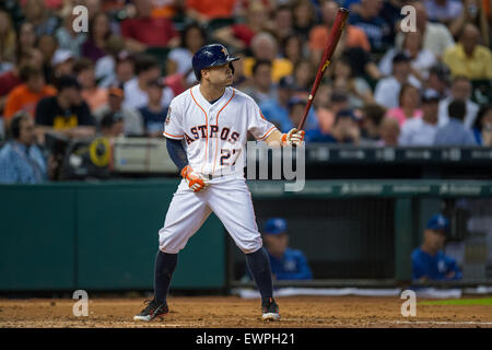 Houston, TX, USA. 29. Juni 2015. Houston Astros zweiter Basisspieler Jose Altuve (27) Fledermäuse während der 4. Inning der Major League Baseball Spiel zwischen der Houston Astros und die Kansas City Royals im Minute Maid Park in Houston, Texas. Trask Smith/CSM/Alamy Live-Nachrichten Stockfoto