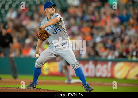 Houston, TX, USA. 29. Juni 2015. Kansas City Royals ab Krug Stellplätze Joe Blanton (49) während der 2. Inning der Major League Baseball-Spiel zwischen der Houston Astros und die Kansas City Royals im Minute Maid Park in Houston, TX. Trask Smith/CSM/Alamy Live-Nachrichten Stockfoto