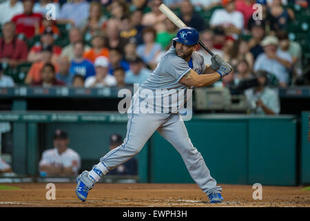 Houston, TX, USA. 29. Juni 2015. Kansas City Royals Designated Hitter Kendry Morales (25) Fledermäuse während der 1. Inning ein Hauptliga-Baseball-Spiel zwischen der Houston Astros und die Kansas City Royals im Minute Maid Park in Houston, Texas. Trask Smith/CSM/Alamy Live-Nachrichten Stockfoto