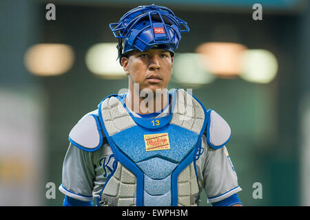 Houston, TX, USA. 29. Juni 2015. Kansas City Royals Catcher Salvador Perez (13) Köpfe auf der Trainerbank vor ein Hauptliga-Baseball-Spiel zwischen der Houston Astros und die Kansas City Royals im Minute Maid Park in Houston, Texas. Trask Smith/CSM/Alamy Live-Nachrichten Stockfoto