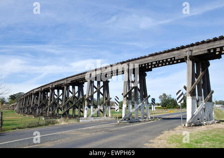 Stillgelegten Eisenbahnbrücke über Namoi River und Flussaue Manilla NSW Australia. Erste Züge 1899. Stockfoto