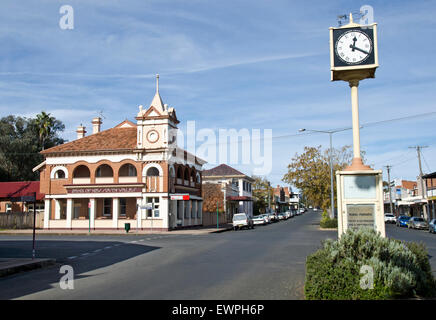 Clock Tower und Bankgebäude, Manilla St. Manilla NSW Australia Stockfoto