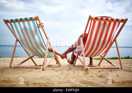 Erholsamen paar Sonnenbaden am Strand Stockfoto