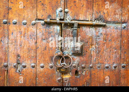 Fez - historischen Holztür in alten Haus, Medina. Detail. Marokko, Afrika Stockfoto