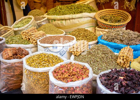 Säcke mit getrockneten Blüten, Rosenblätter, Knospen und Kräuter im Souk. Marokko Stockfoto