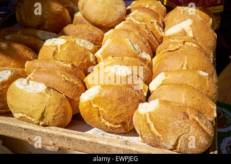 Frisches Brot zum Verkauf im Souk, Fez. Marokko Stockfoto