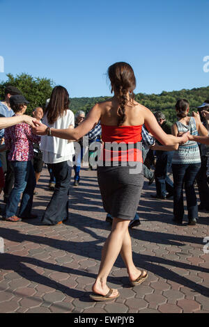 Tanzende Teilnehmer beim griechischen Festival, Novato, Kalifornien, USA Stockfoto