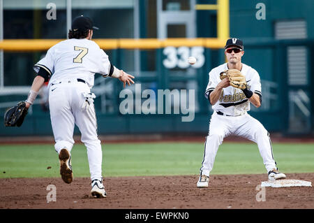 24. Juni 2015: nach fielding einem Ground Ball, Vanderbilt Shortstop Dansby Swanson #7 Underhands den Ball zum Mitspieler 2. Baseman Tyler Campbell #2 zu drehen das Doppelspiel in Aktion während Spiel 3 der 2015 NCAA Männer College World Series Championship Finals zwischen Virginia Cavaliers und Vanderbilt Commodores im TD Ameritrade Park in Omaha, NE. Teilnahme: 17,689.Virginia gewann 4-2.Michael Spomer/Cal Sport Media. Stockfoto