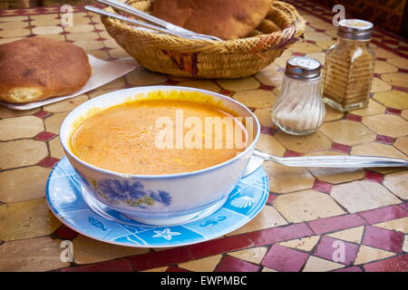 Harira - marokkanische traditionelle Suppe essen im Restaurant am Djemaa el-Fna-Platz, Marokko, Afrika Stockfoto