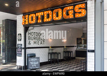 Manly, Australia-June 5 2015: Hot Dog Restaurant in der Nähe der Manly Fähre. Fast Food Restaurant Stockfoto